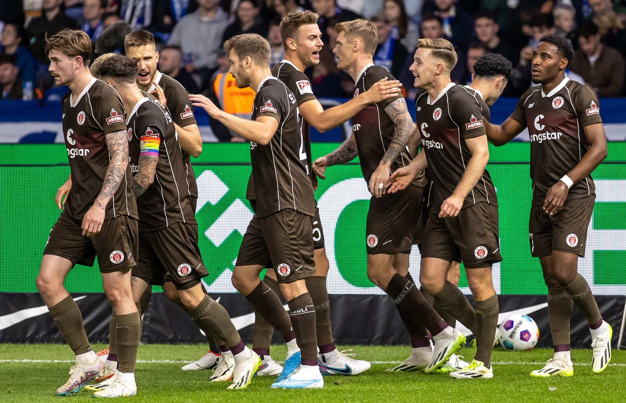 Pauli erobert Tabellenspitze – Hannover siegt weiter