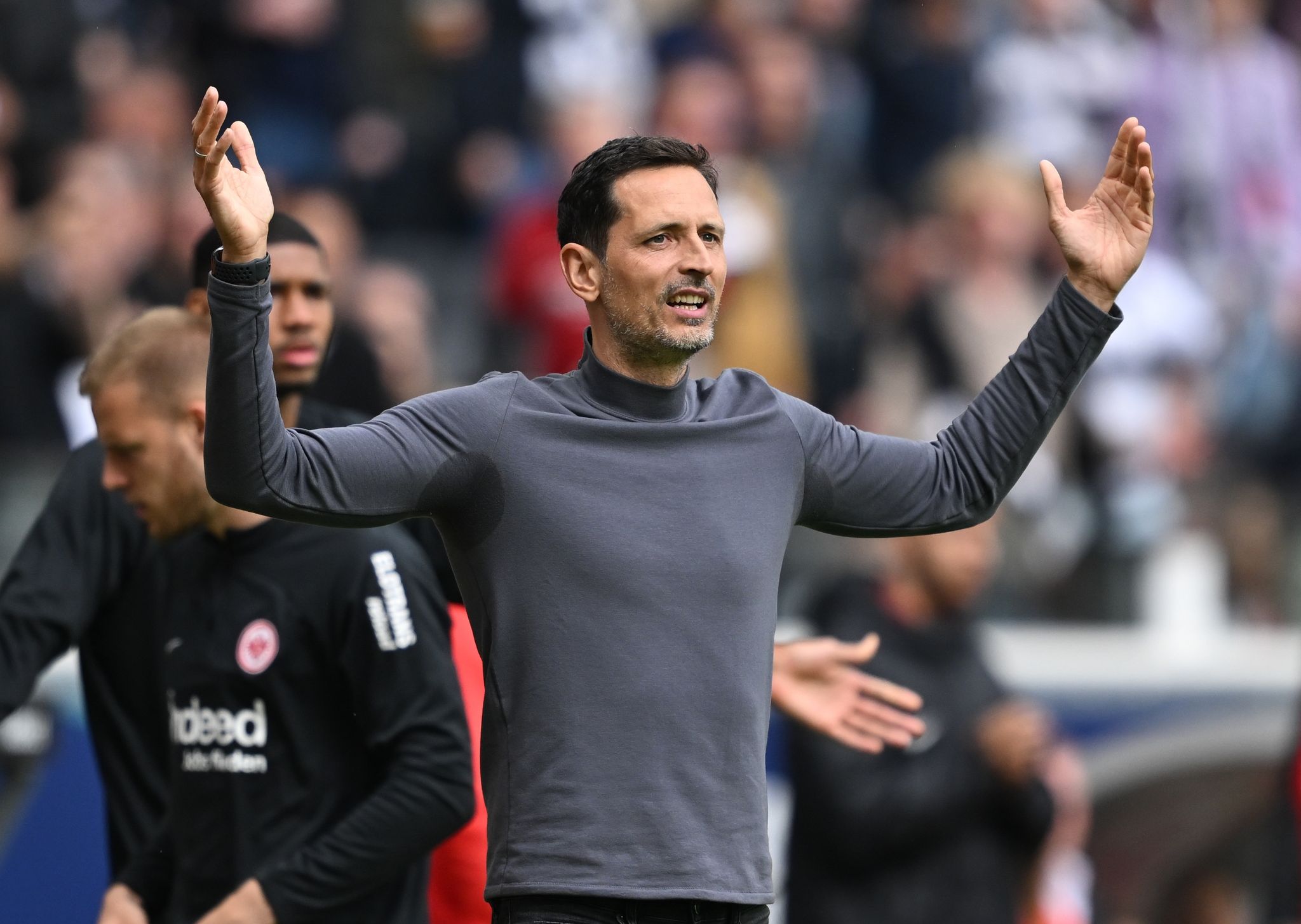 Trainer Toppmöller darf bei der Eintracht bleiben