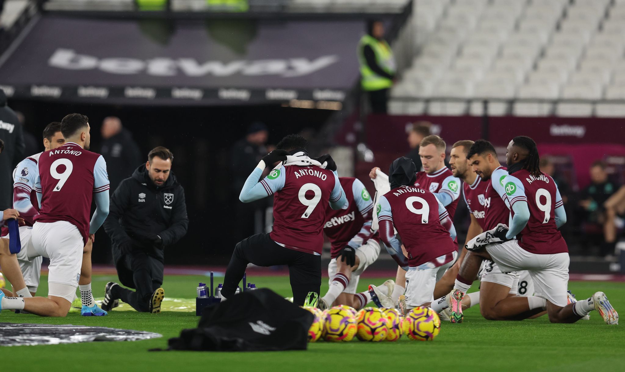 Bei Sieg: West-Ham-Profis erinnern an verunglückten Antonio