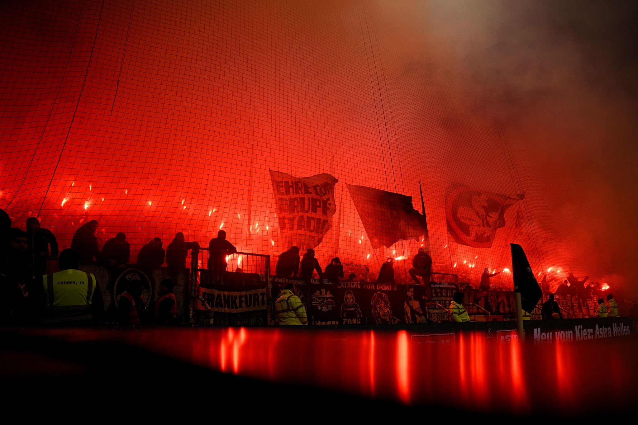 Eintracht distanziert sich von Banner bei Spiel in St. Pauli