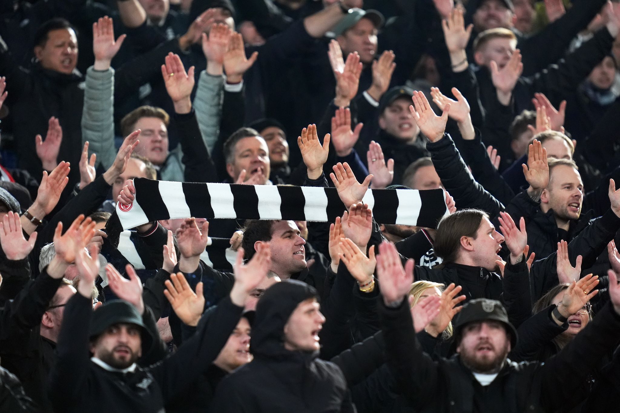 Eintracht-Fan stürzt von Tribüne: Zwei Schwerverletzte