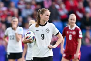 Fußballerinnen für Szenario Elfmeterschießen vorbereitet