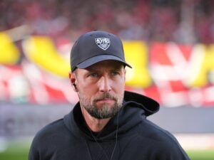 VfB unter Druck: Hoeneß will sich Zeit erspielen