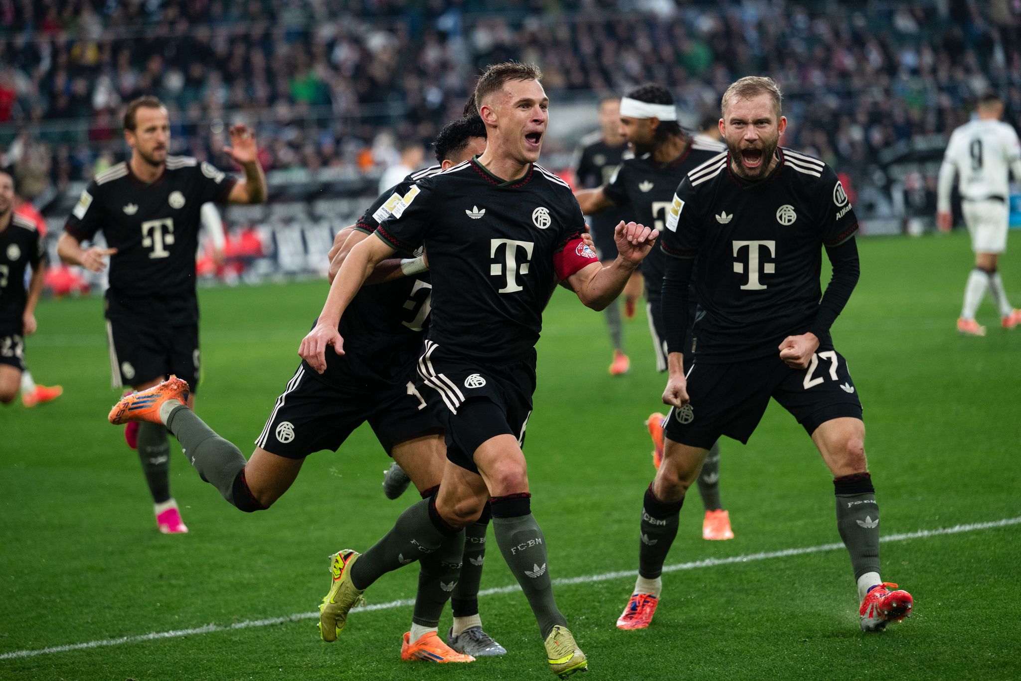 Bayern treffen spät zum Sieg nach großem Gladbacher Kampf