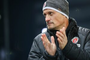 St. Pauli hält nach Niederlagenserie an Trainer Blessin fest
