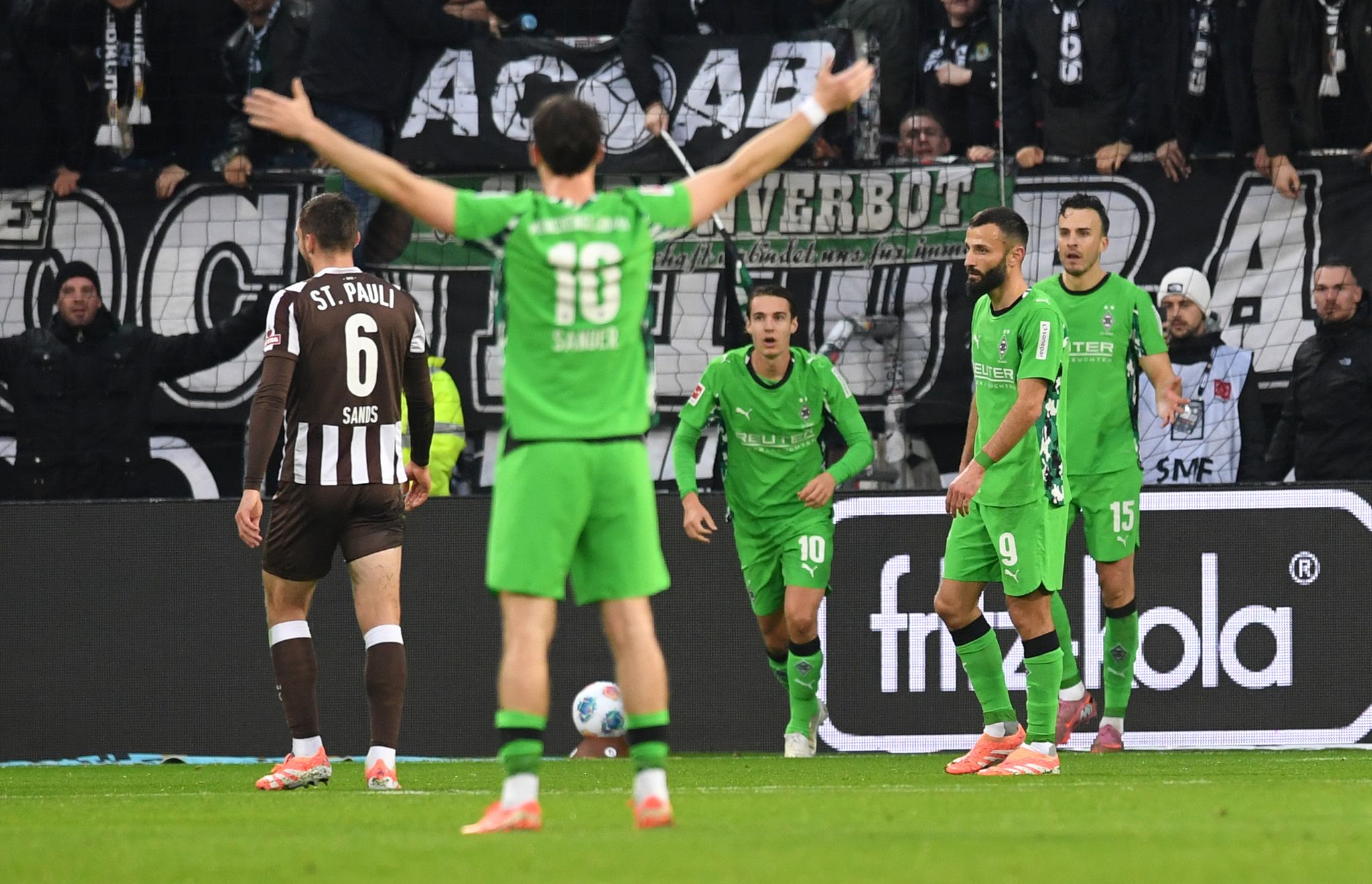 4:0 beim FC St. Pauli – Gladbach siegt erstmals