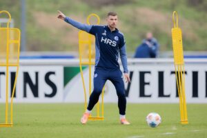 Hype auf Schalke: 1.200 Fans besuchen erstes Dzeko-Training