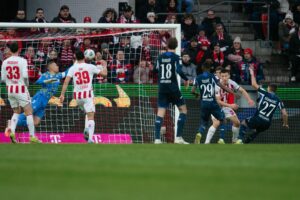 «Komisches Spiel»: Stille im Kölner Stadion nach Fan-Notfall