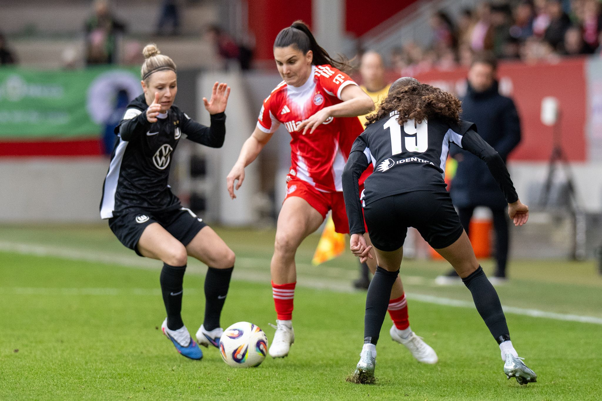 Torwartpatzer leitet klaren Bayern-Sieg gegen Wolfsburg ein