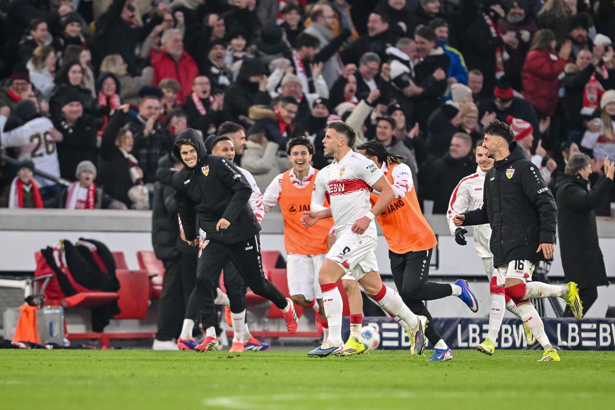 Traumtor von Demirovic: VfB klettert Richtung Königsklasse