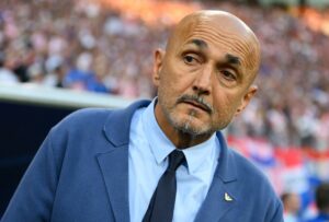 Juve-Trainer Spalletti küsst TV-Moderatorin auf die Schulter
